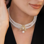 Beş sıralı inci tasarımlı, altın çiçek detaylı ve sarkıt incili Étoile Pearl Fleur Choker.