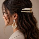 Ivory Muse Crystal Geo kadın küpe modeli, kristal taş detaylı geometrik sedef görünümlü küpe.