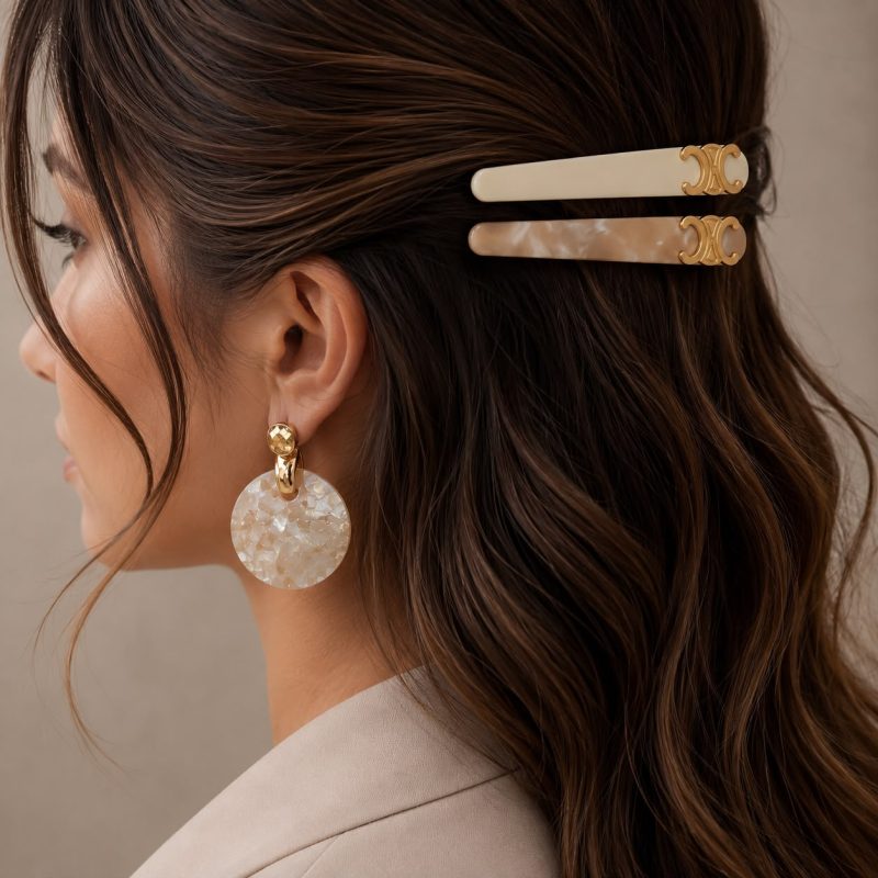 Ivory Muse Pearl Disc kadın küpe modeli, sedef görünümlü yuvarlak detaylı gold kadın küpe.