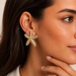 Ocean Breeze Star Glow krem gold deniz yıldızı kadın küpe model görseli