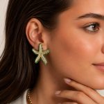 Ocean Breeze Star Glow beyaz gold deniz yıldızı kadın küpe model görseli