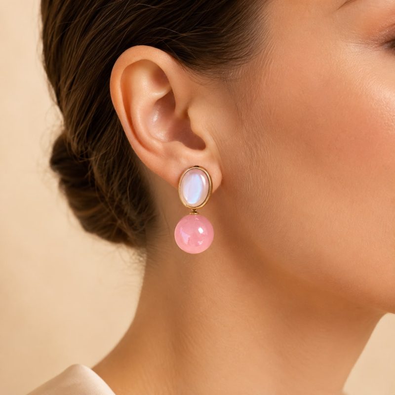 Sedef görünümlü üst detaylı, pastel pembe küreli altın sallantılı küpe.