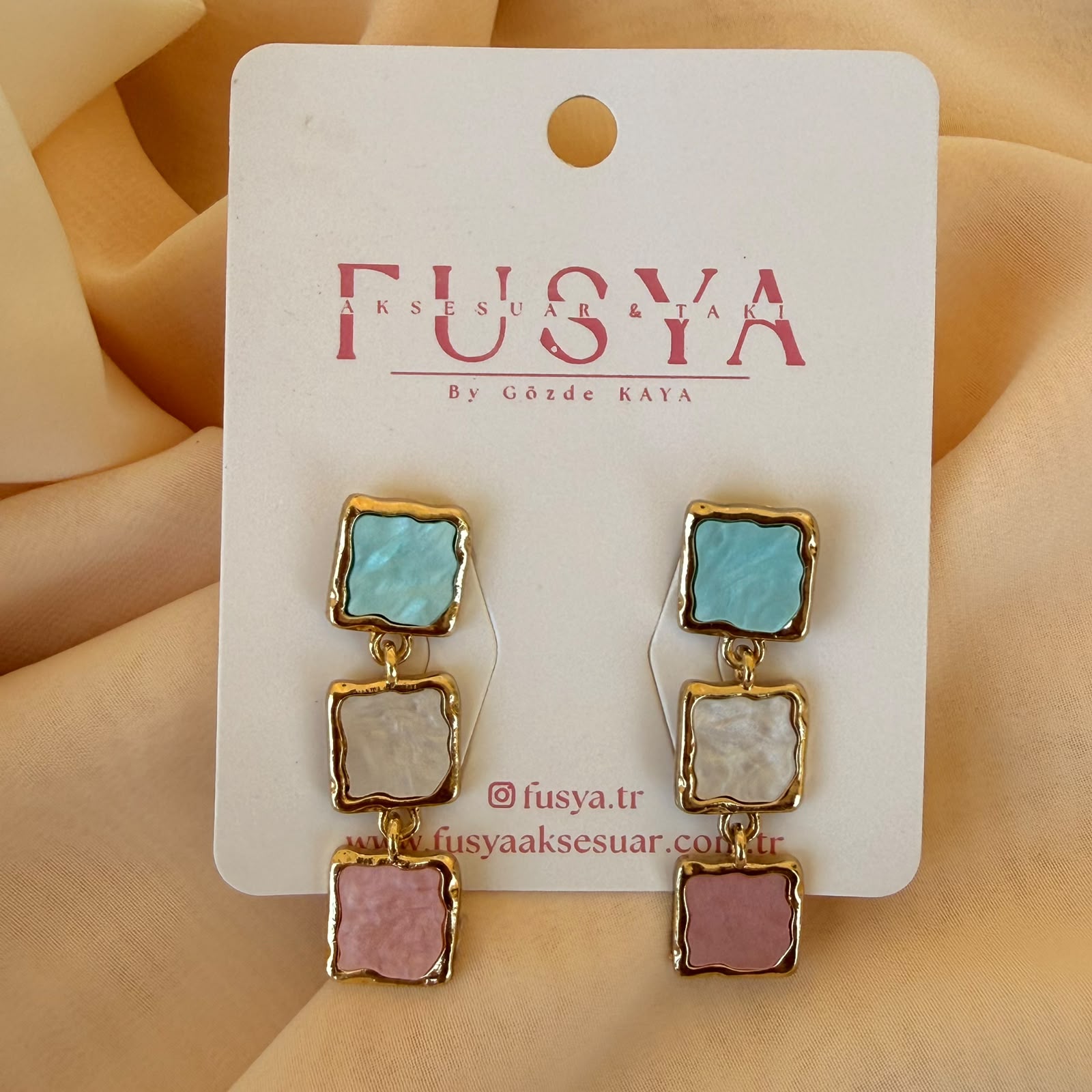 Pastel tonlu kare taş detaylı sallantılı altın küpe.