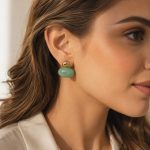 Aurelia Azure Küpe model üzerinde, mavi mermer görünümlü gold detaylı küpe
