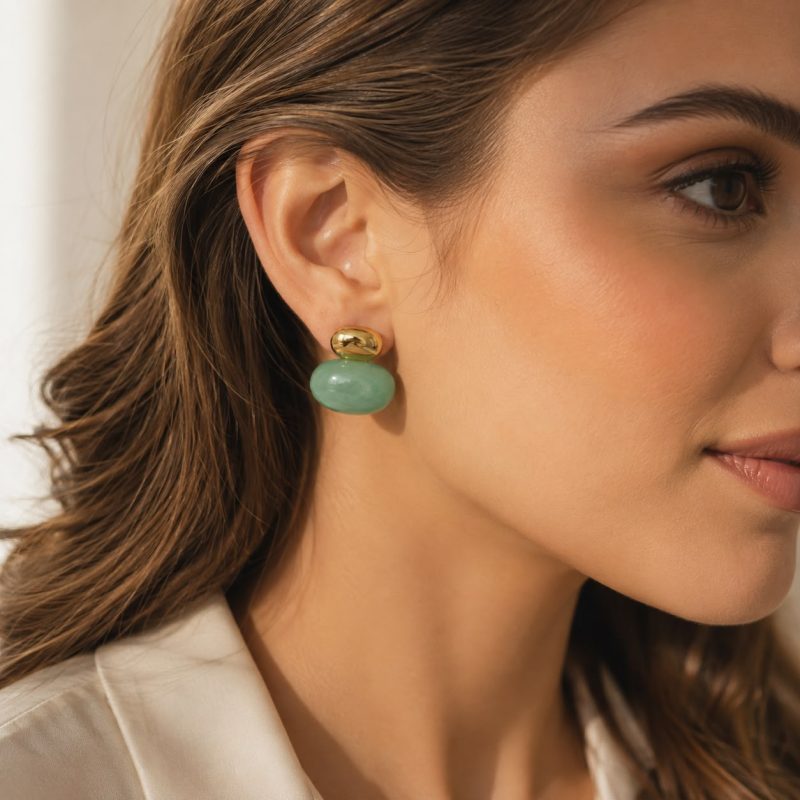 Aurelia Azure Küpe model üzerinde, mavi mermer görünümlü gold detaylı küpe