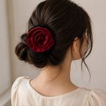 Bordeaux Rosette bordo saten gül saç tokası model üzerinde.