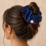Lacivert puantiyeli kırmızı biyeli düğme detaylı scrunchie saç tokası