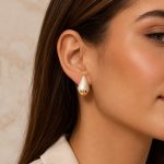 Luna Pearl Drop sedef görünümlü damla küpe modelin kulağında