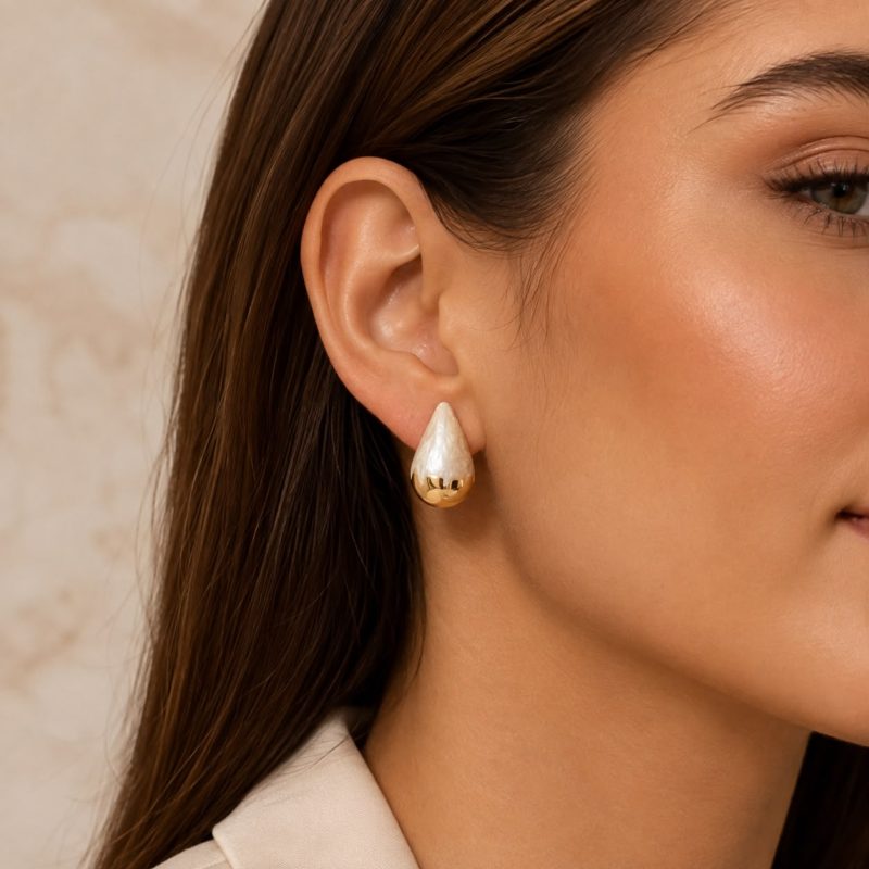 Luna Pearl Drop sedef görünümlü damla küpe modelin kulağında