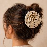 Noir Pois Rosette siyah puantiyeli saten gül saç tokası model üzerinde.