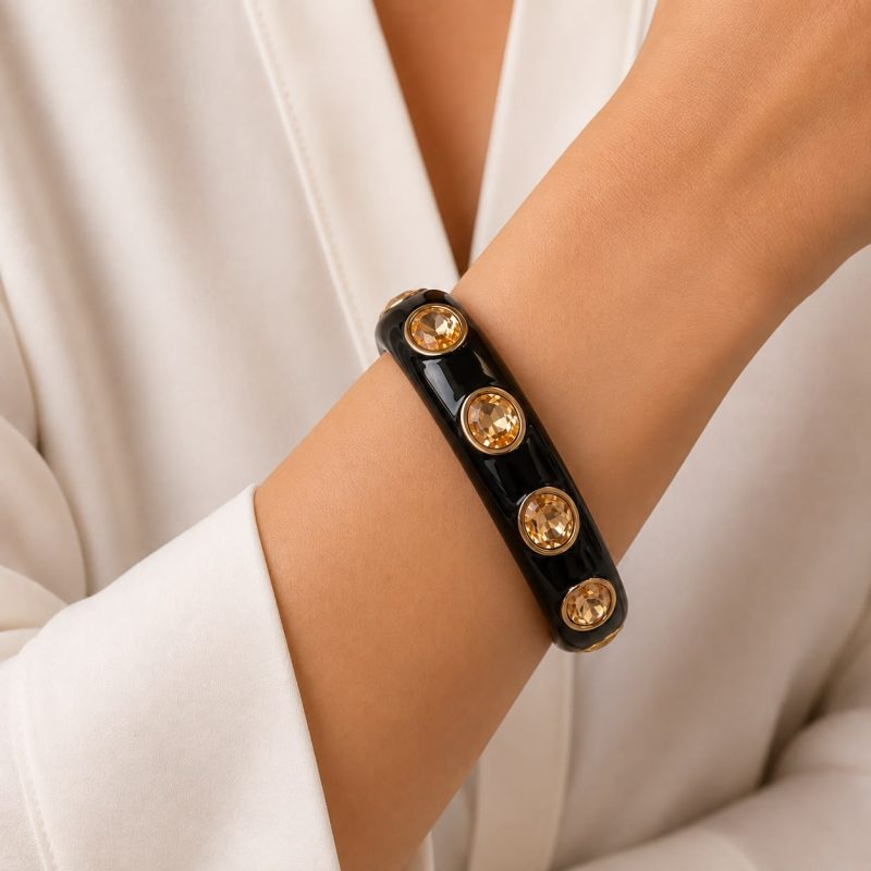 Siyah ve şampanya taşlı Obsidian Luxe kelepçe bileklik yan görünümü