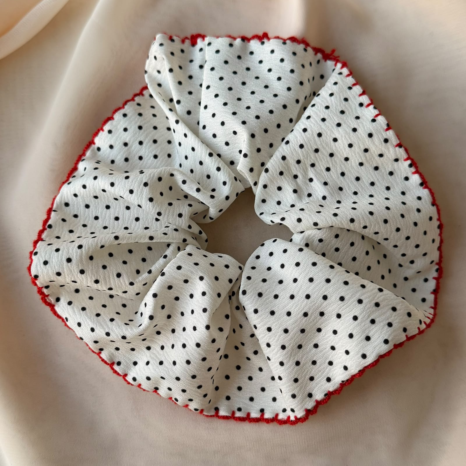 Parisian Dot Kırmızı Biyeli Puantiyeli Scrunchie