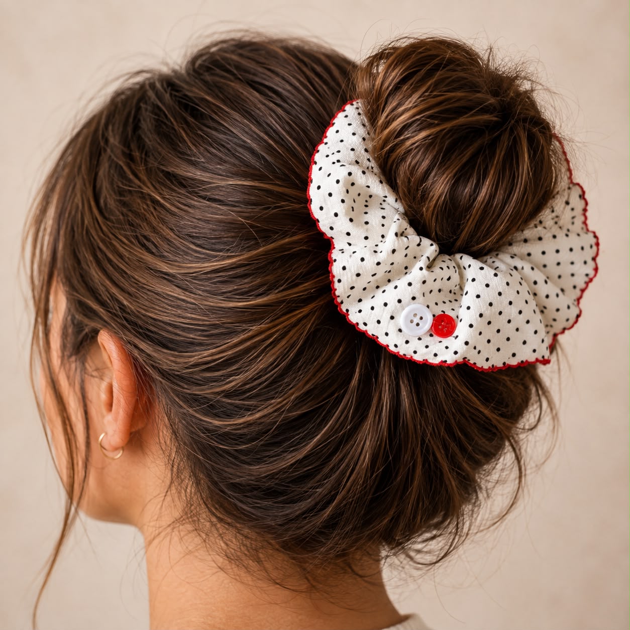 Parisian Dot kırmızı biyeli beyaz puantiyeli scrunchie model üzerinde.