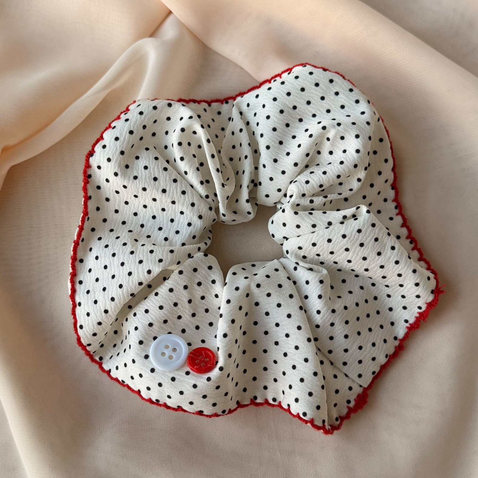 Parisian Dot Kırmızı Biyeli Puantiyeli Scrunchie
