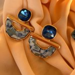 Sapphire Mosaic lacivert taşlı mavi gri mozaik desenli altın renk geometrik kadın küpe