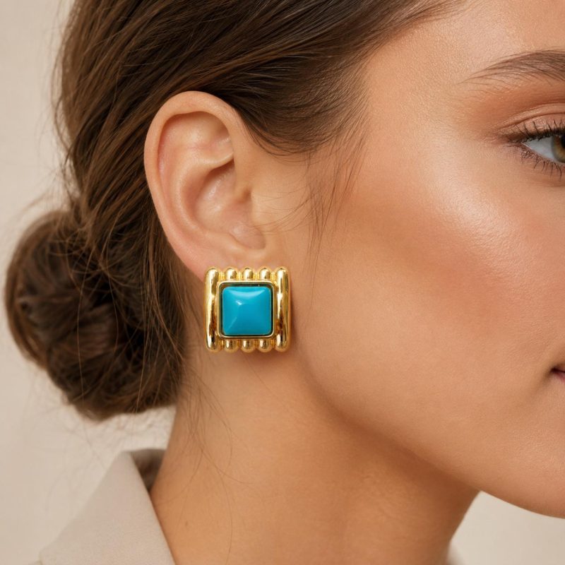 Sienna Glow turkuaz kare altın tonlu küpe modelin kulağında