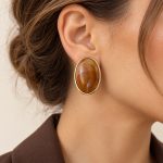 Karamel mermer desenli oval form gold çerçeveli kadın küpe