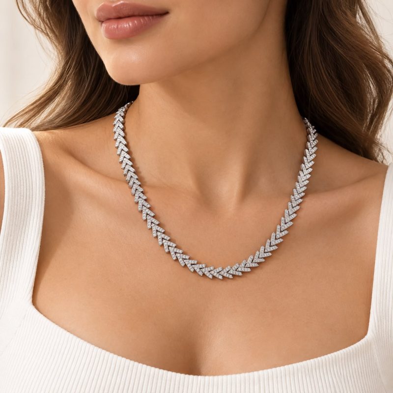 Taşlı balıksırtı silver kadın kolye model üzerinde Fuşya Takı