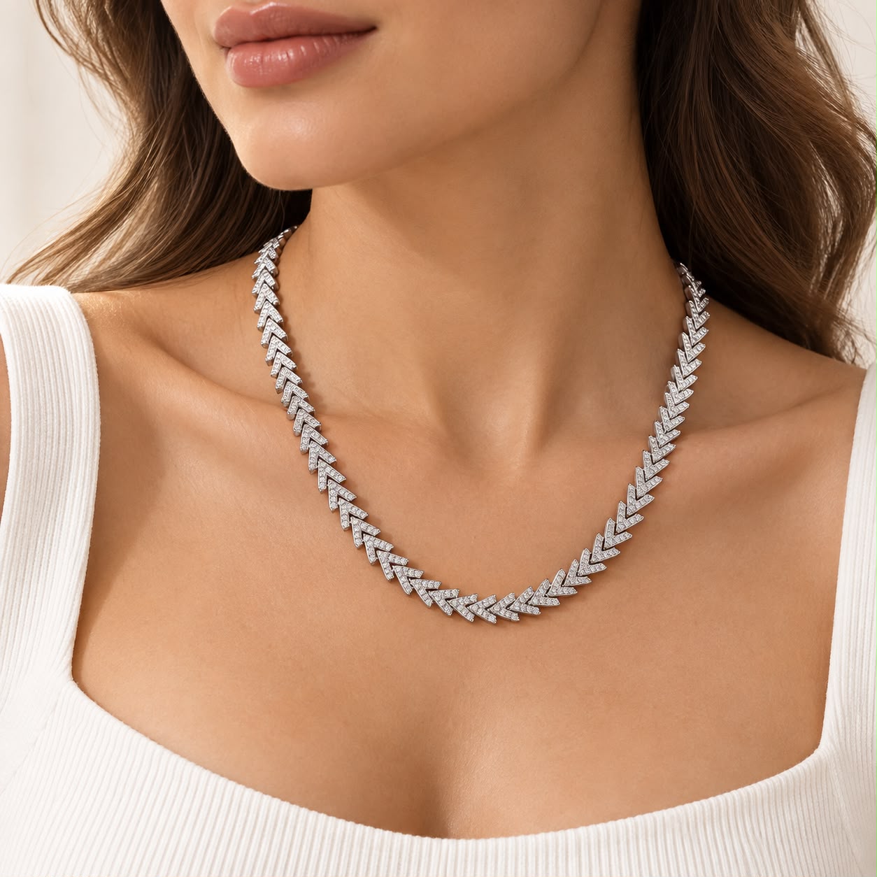 Taşlı balıksırtı silver kadın kolye model üzerinde Fuşya Takı